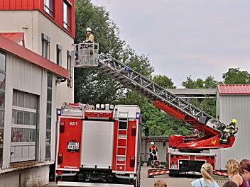 Mit der Drehleiter der Feuerwehr Hofheim wurde eine verletzte Person vom Dach gerettet. Hier muss er Leiterführer Fingerspitzengefühl haben. Foto: Helmut Will