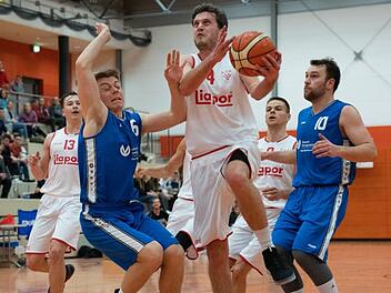 Max Rahm (am Ball) und die DJK Eggolsheim durften erstmals seit zwei Monaten jubeln. Foto: Marie M&ouml;hrlein