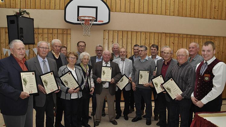 Für Christoph Büchner (rechts) ist es eine besondere Freude, dass so viele seit der Gründung vor 50 Jahren noch immer dem Verein angehören. Sie wurden für 50-jährige Vereinsmitgliedschaft mit der Ehrenurkunde des Musikvereines ausgezeichnet. Foto: Peter Klopf