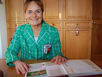 Ulrike Scheblein war Spielführerin in der ersten Frauenmannschaft des FC Hammelburg. Noch passt ihr das Sakko, das sie als Hostess zum 60-jährigen Vereinsjubiläum 1973 trug. Damals moderierte sie ein Programm, bei dem die Spielvereinigung Fürth zu Gast war.  Foto: Wolfgang Dünnebier