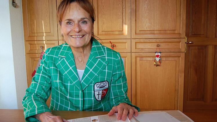 Ulrike Scheblein war Spielführerin in der ersten Frauenmannschaft des FC Hammelburg. Noch passt ihr das Sakko, das sie als Hostess zum 60-jährigen Vereinsjubiläum 1973 trug. Damals moderierte sie ein Programm, bei dem die Spielvereinigung Fürth zu Gast war.  Foto: Wolfgang Dünnebier