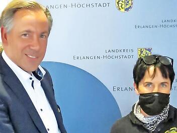 Wirtin Doris Meisel überreicht Landrat Alexander Tritthart bei der Auftaktveranstaltung im Dorfgasthof Meisel in Kalchreuth einen Teller wilder Leckerbissen.