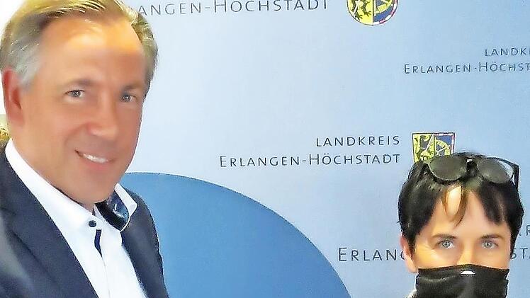 Wirtin Doris Meisel überreicht Landrat Alexander Tritthart bei der Auftaktveranstaltung im Dorfgasthof Meisel in Kalchreuth einen Teller wilder Leckerbissen.
