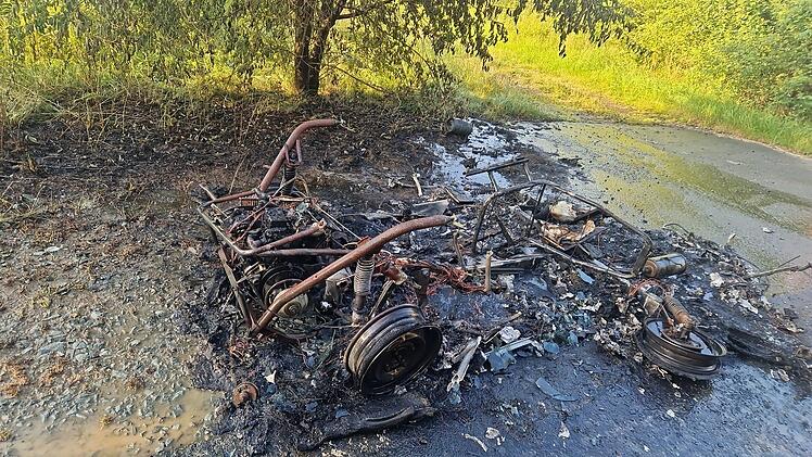 M&uuml;nchberg: "Nicht mehr viel &uuml;brig" - Auto f&auml;ngt Feuer und brennt komplett aus
