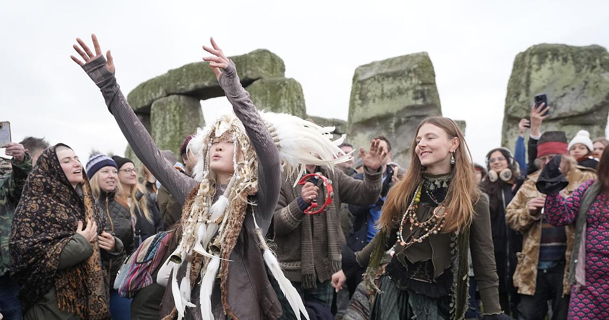 Tausende-Menschen-verfolgen-Wintersonnenwende-in-Stonehenge