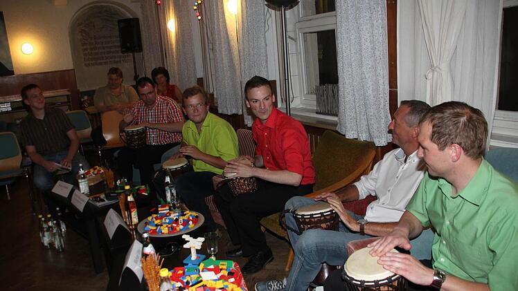 Rhythmus im Blut haben (von rechts) Martin Baumgärtner (FW), Michael Otte (FDP), Simon Moritz (SPD), Valentin Motschmann (Grüne), Martin Schöffel (CSU). Fotos: Jürgen Gärtner