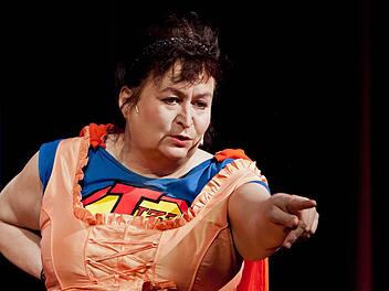 Lizzy Aumeier gastiert als Superlizzy im Coburger Kongresshaus.  Foto: Jochen Berger