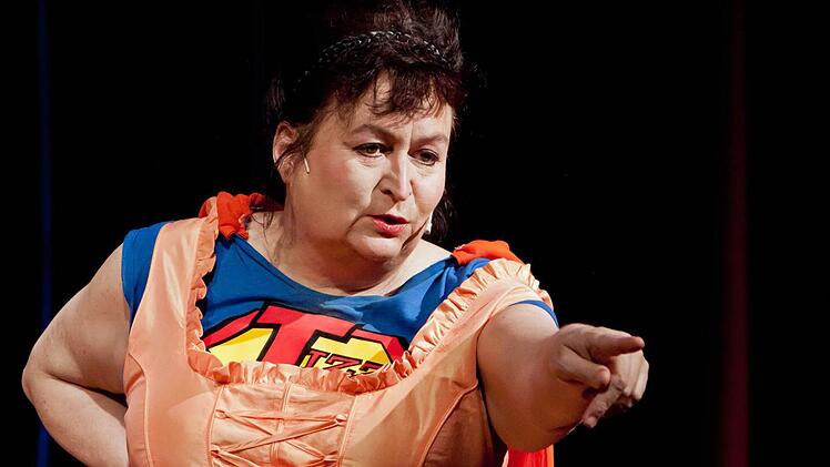 Lizzy Aumeier gastiert als Superlizzy im Coburger Kongresshaus.  Foto: Jochen Berger