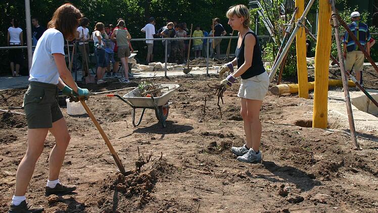 2005 begann die Neugestaltung des Schulhofs. Auch viele Schüler schwitzten bei der Arbeit. Die hat sich gelohnt: Das Herzogenauracher Gymnasium wurde prämiert. Foto: FT-Archiv