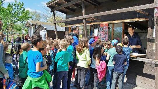 Starker Andrang: Jugendreferent David Rybak (rechts) bei der Verteilung von kostenlosem Eis auf Einladung des Oberbürgermeisters. Foto: Sigismund von Dobschütz