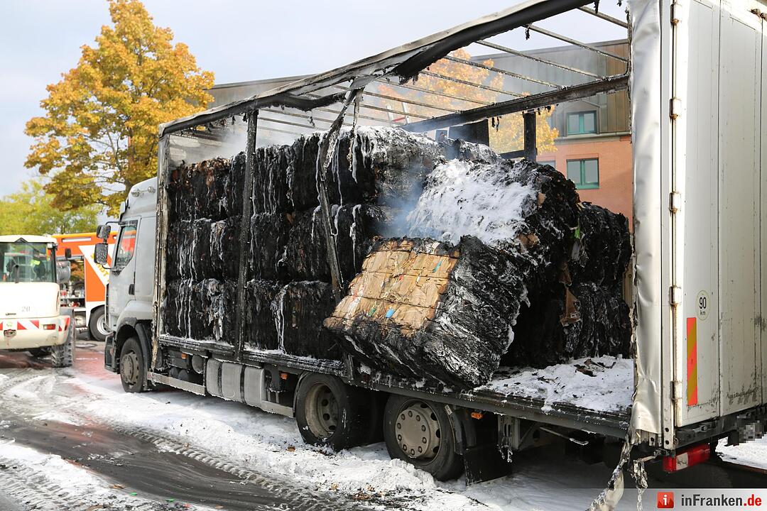 Papierladung geht in Flammen auf - Brennender Lkw in Hof