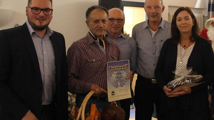 Die geehrten Eberner Kegler, von links Sebastian Späth (300 Spiele), Alfred Schörner (500), Vorsitzender Edi Schneider vom Hauptverein, Sportwart Thomas Hagel, Susanne Dürr (100)