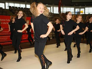 Die jungen Schautänzerinnen der Effects. Foto:Wolfgang Desombre