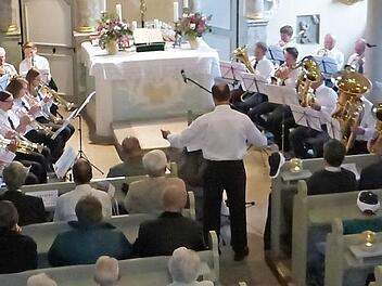 Der Jubel-Posaunenchor begeisterte mit einer Serenade in der Kirchleuser Pfarrkirche. Stehend applaudierten die Zuhörer nach einer überzeugenden Leistung. Fotos: Klaus-Peter Wulf