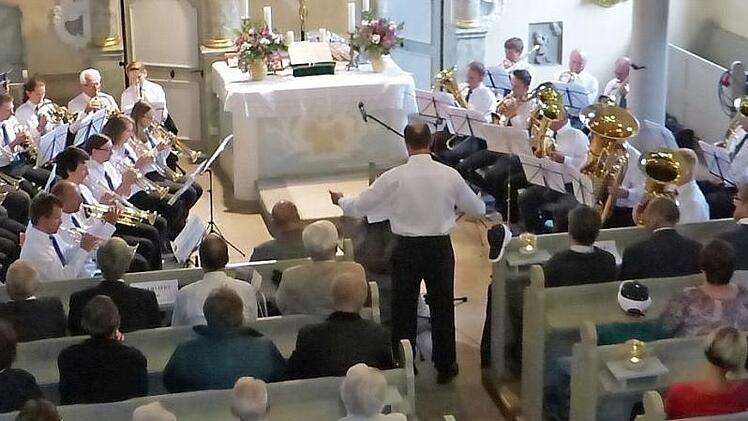 Der Jubel-Posaunenchor begeisterte mit einer Serenade in der Kirchleuser Pfarrkirche. Stehend applaudierten die Zuhörer nach einer überzeugenden Leistung. Fotos: Klaus-Peter Wulf