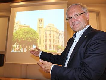 Als wolle Konrad Gottschall sagen: Herzlich willkommen, das istmein Libanon und so schön kann er sein.Markus Häggberg