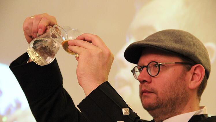Udo Sonntag zeigt und erklärt in der professionellen Whiskeyverkostung alles was man rund um besondere Whiskeys wissen muss