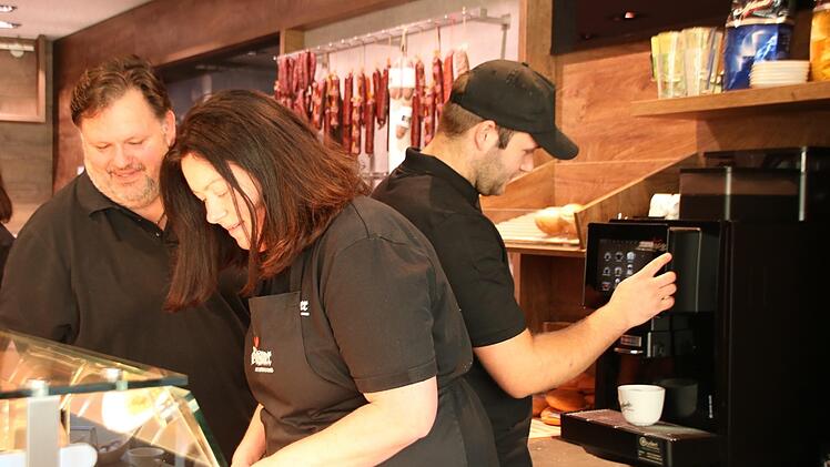 Stephan (links), Heike und Dominik Glasauer haben ihre Metzgerei fit für die Zukunft gemacht. Sie wollten bewusst ein Zeichen setzen, dass es sich lohnt in der Altstadt zu investieren. Thomas Malz
