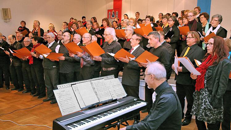 Fast 100 Sängerinnen und Sänger jeden Alters kamen zur zweitägigen  Sängerschulung in die alte Aula nach Münnerstadt. Zum Abschluss zeigten sie  bei einem Konzert, was sie erarbeitet hatten. Foto: Dieter Britz