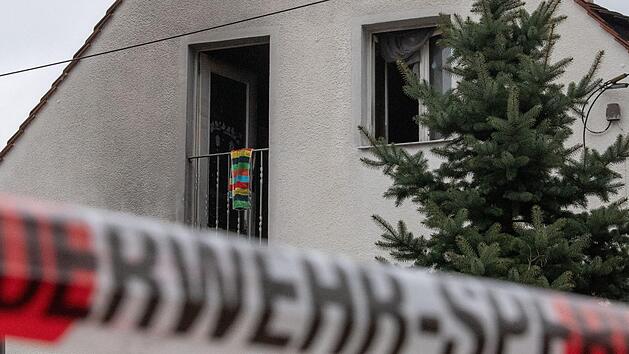 Ein Brand in einem Einfamilienhaus in N&uuml;rnberg endete in der Nacht zum Samstag tragisch. F&uuml;nf Menschen kamen bei dem Feuer in der Industriestra&szlig;e ums Leben, darunter vier Kinder. Foto: Lino Mirgeler/dpa
