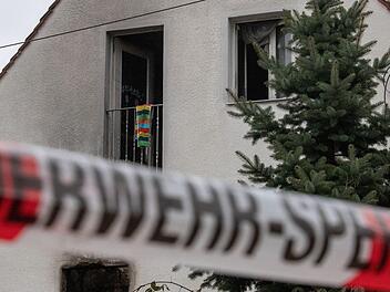 Ein Brand in einem Einfamilienhaus in Nürnberg endete in der Nacht zum Samstag tragisch. Fünf Menschen kamen bei dem Feuer in der Industriestraße ums Leben, darunter vier Kinder. Foto: Lino Mirgeler/dpa