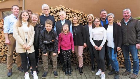 Man sieht ihm die 80 nicht an: Johann Eberth (Mitte) mit einem Teil der Familie und Bürgermeister Bernhard Storath (daneben).  Foto: Monika Schütz