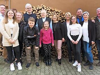 Man sieht ihm die 80 nicht an: Johann Eberth (Mitte) mit einem Teil der Familie und Bürgermeister Bernhard Storath (daneben).  Foto: Monika Schütz