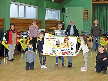 Die Akkordeons liegen an den Tischen im Hintergrund bereit. Die kleine Musikergruppe der Rennsteig-Region wartet in der Kulturhalle Kehlbach auf die Live-Zuschaltung mehrerer Tausend Hobbymusikanten aus Deutschland und Österreich über Internet. Mit im Bild die Bürgermeister Peter Ebertsch und Thomas Löffler (Dritter und Vierter von rechts) sowie Initiator und Organisator Markus Häßler (Zweiter von links) und die Dritte Bürgermeisterin aus Teuschnitz, Susanne Daum (Vierte v. l.).  Foto: K.-H. ...