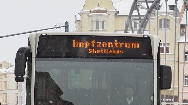 In der Stadt fahren Shuttlebusse. Aber wie kommt man vom Land zum Impfzentrum?