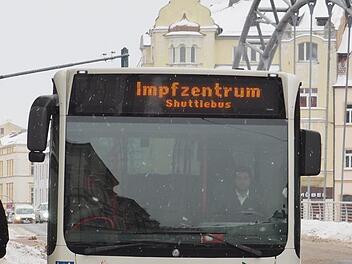 In der Stadt fahren Shuttlebusse. Aber wie kommt man vom Land zum Impfzentrum?