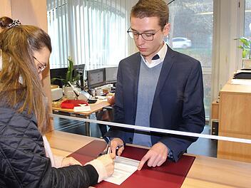 Seit Montag können Bürgerinnen und Bürger wieder in Bad Brückenau Fahrzeuge zulassen. Janik Veit  organisiert die Außenstelle. Foto: Julia Raab