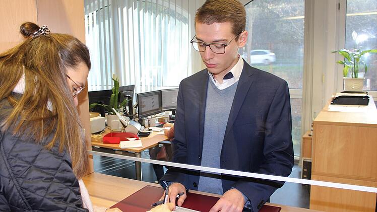 Seit Montag können Bürgerinnen und Bürger wieder in Bad Brückenau Fahrzeuge zulassen. Janik Veit  organisiert die Außenstelle. Foto: Julia Raab