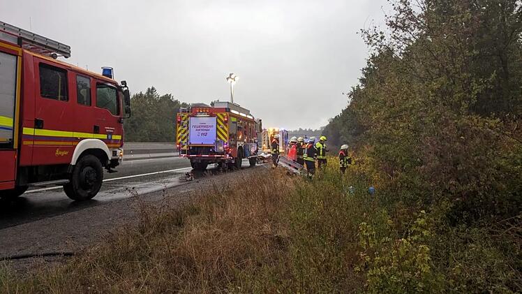 A7 bei Dettelbach: Auto überschlägt sich - Mann in Fahrzeug eingeschlossen