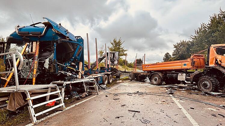 Frontalkollision zwischen zwei LKW: Beide Fahrer schwer verletzt