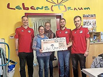 Das Bild zeigt die Spenden&uuml;bergabe. Von links: Luis Schenk (DJK Dampfach), Daniela H&ouml;nig, Anke Amthor (beide Lebenstraum Ha&szlig;furt) ,Christopher Gonnert, Luca Zei&szlig; (beide DJK Dampfach).