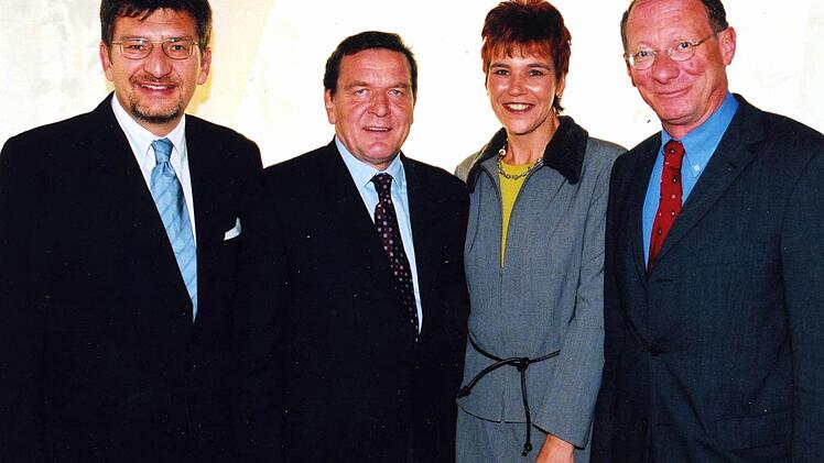 Die Spitze der Bayern-SPD kommt im Jahr 2000 aus Kulmbach:  Vorsitzender Wolfgang Hoderlein (links) und seine Generalsekretärin Susann Biedefeld zusammen mit   Kanzler Gerhard Schröder  und Fraktionsvorsitzendem Franz Maget (rechts).