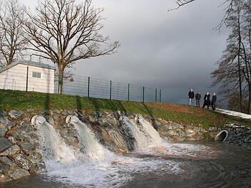 Das Pölzer Pumpwerk funktioniert: Davon überzeugten sich vor kurzem der Leiter des Wasserwirtschaftsamts Hof, Benno Strehler, seine Mitarbeiter Michael Stocker und Bauaufseher Hermann Fuchs sowie Bürgermeister Dieter Adam.  Fotos: Jürgen Gärtner