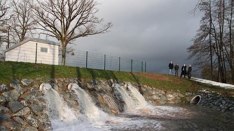 Das Pölzer Pumpwerk funktioniert: Davon überzeugten sich vor kurzem der Leiter des Wasserwirtschaftsamts Hof, Benno Strehler, seine Mitarbeiter Michael Stocker und Bauaufseher Hermann Fuchs sowie Bürgermeister Dieter Adam.  Fotos: Jürgen Gärtner