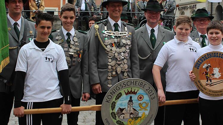 Das Königsschießen sorgt für ein stimmungsvolles Bild in der Altstadt: Thomas Pfau, Florian Skoda (Jugendritter), Maximilian Baudisch (Jugendkönig), Uwe Gimperlein (Schützenkönig), Martin Truskawa (1. Ritter ), Julian Dinkel, Heinz Götz (2. Schützenmeister), Karl Mauder. Foto: Pfannes
