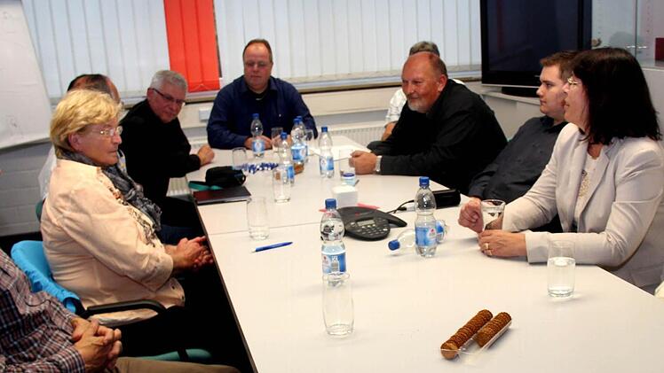 Gesprächsrundebei INOBA: Am Tischende Roland Völlner (re.) und Franz Jungkunz (mit schwarzem Hemd)