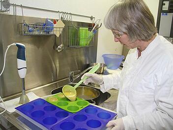 Fein säuberlich wird der Seifenleim in die Formen gefüllt. "Die meisten greifen zu runden oder eckigen Seifenstücken, andere Formen werden eher verschenkt", erklärt Regine Bär. Fotos: Sonja Adam