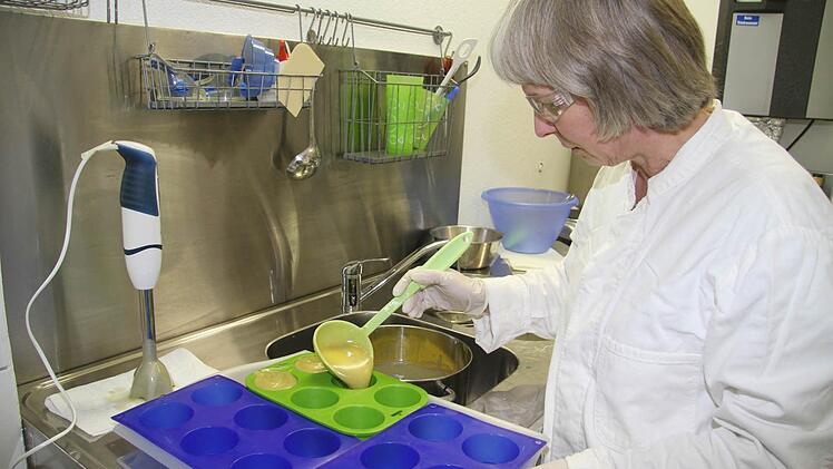 Fein säuberlich wird der Seifenleim in die Formen gefüllt. "Die meisten greifen zu runden oder eckigen Seifenstücken, andere Formen werden eher verschenkt", erklärt Regine Bär. Fotos: Sonja Adam