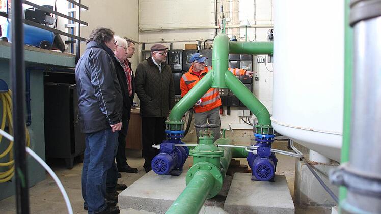 Zwei der vier neuen Pumpen (blaue Farben): Sie sollen die Durchströmung und damit Sauberkeit und Temperatur verbessern.