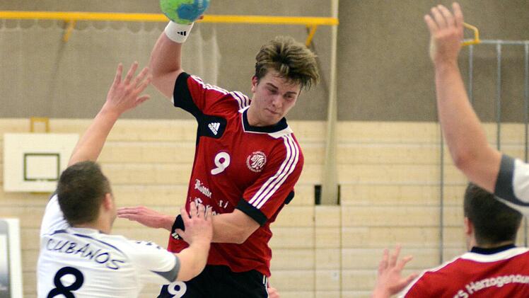 Marco Loncar (am Ball) und andere hoffnungsvolle TSH-Eigengewächse sollen eine wichtige Rolle beim Projekt Aufstieg übernehmen.