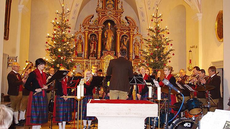 Die Hesselbacher Musikanten begeisterten mit Blasmusikkompositionen aller Genres. Foto: Heike Schülein