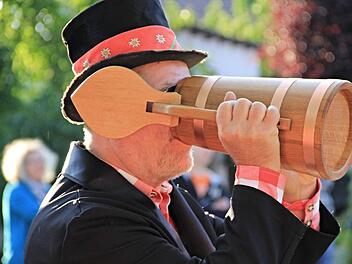 Gerne würde Elmar Barth, wie hier beim Aufstellen des Kirchweihbaumes am 4. September in Unterpreppach wieder einen Schluck aus dem "Musiker-Stutzen" nehmen. Foto: Helmut Will