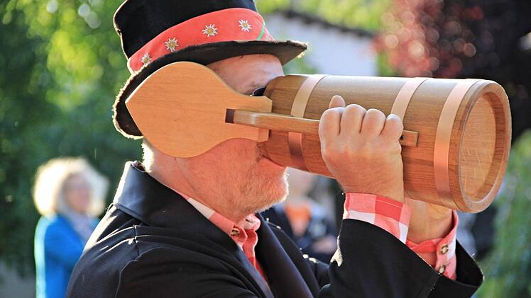 Gerne würde Elmar Barth, wie hier beim Aufstellen des Kirchweihbaumes am 4. September in Unterpreppach wieder einen Schluck aus dem "Musiker-Stutzen" nehmen. Foto: Helmut Will