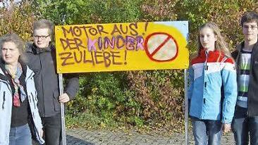 Schüler aus Gräfenberg präsentieren ihre Schilder.  Foto: Petra Malbrich