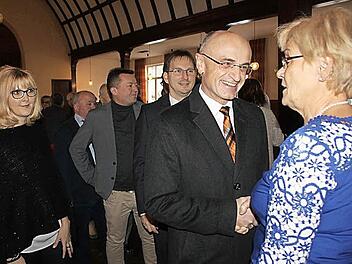 Der einzige Andersgläubige: CSU-Landrat Wilhelm Schneider gehörte zu den Gratulanten. Weiter warten im Defilee: Wolfram und Tanja Thein sowie Wolfgang Brühl. Foto: Ralf Kestel