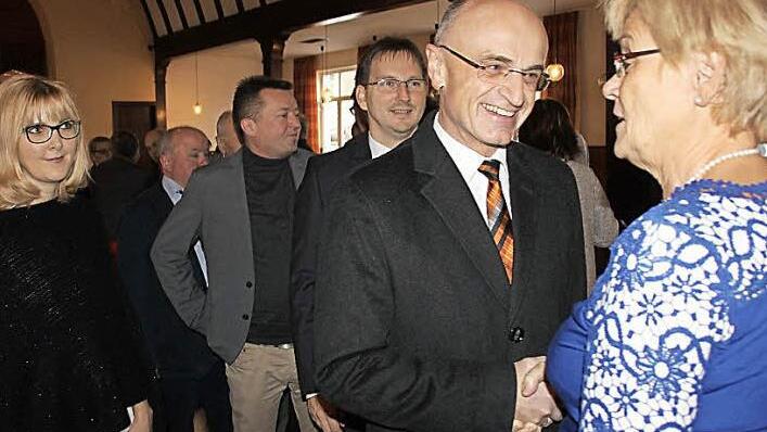 Der einzige Andersgläubige: CSU-Landrat Wilhelm Schneider gehörte zu den Gratulanten. Weiter warten im Defilee: Wolfram und Tanja Thein sowie Wolfgang Brühl. Foto: Ralf Kestel
